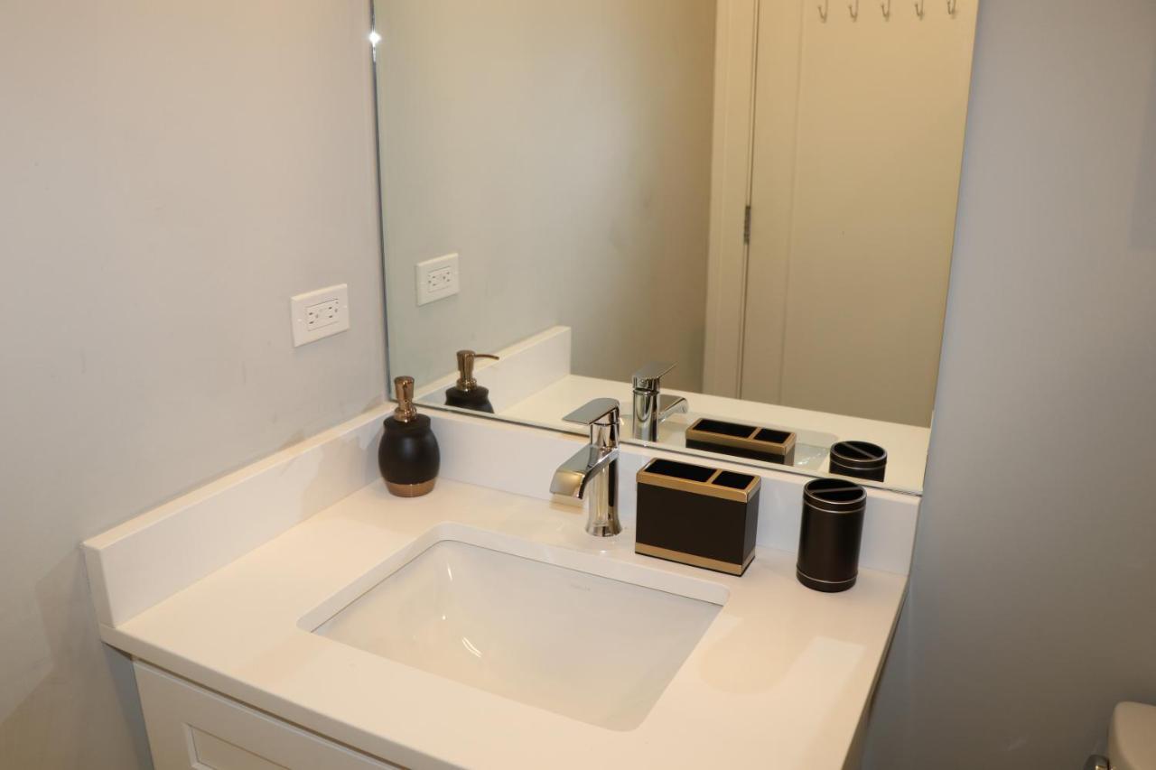 Appartamento Chicago Exquisite Haven 2Bed 2Bath Near Downtown And United Center Esterno foto